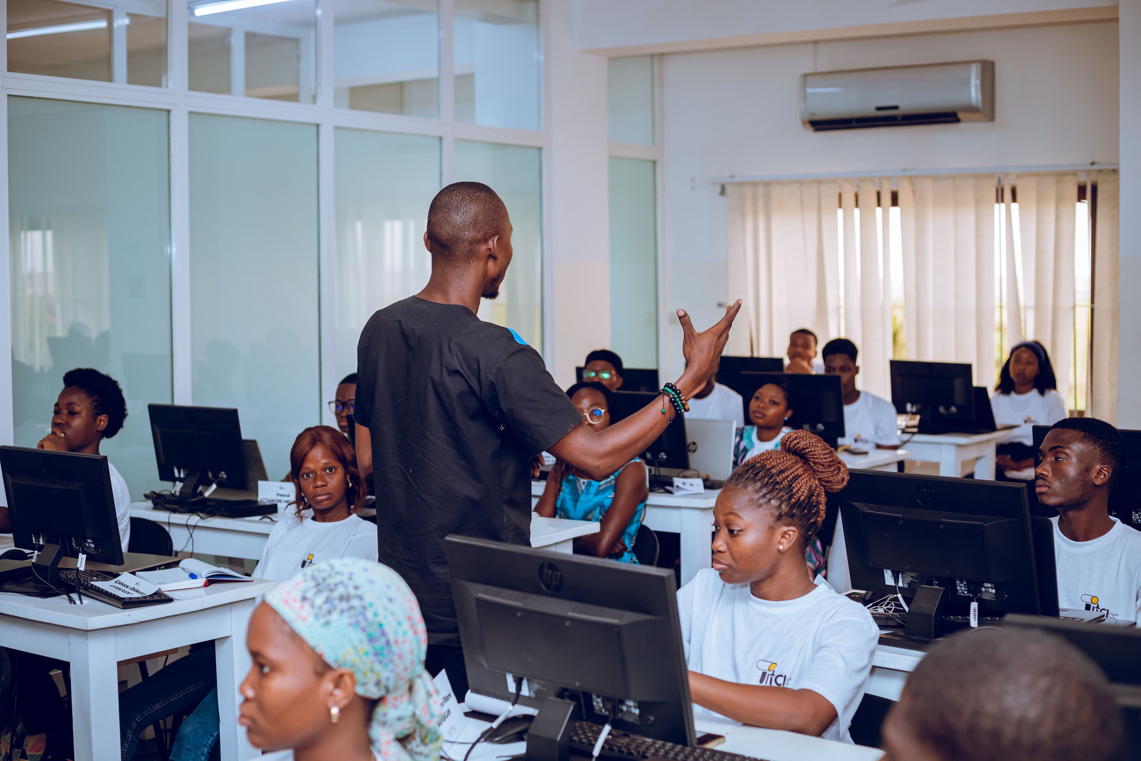 Étudiants TITA en formation numérique au Bénin